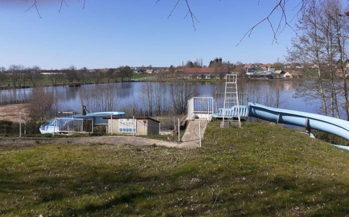 Studios Etape Du Lac Бурбон-Ланси Екстериор снимка