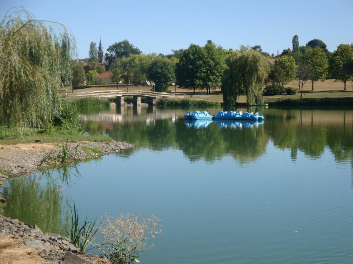 Studios Etape Du Lac Бурбон-Ланси Екстериор снимка