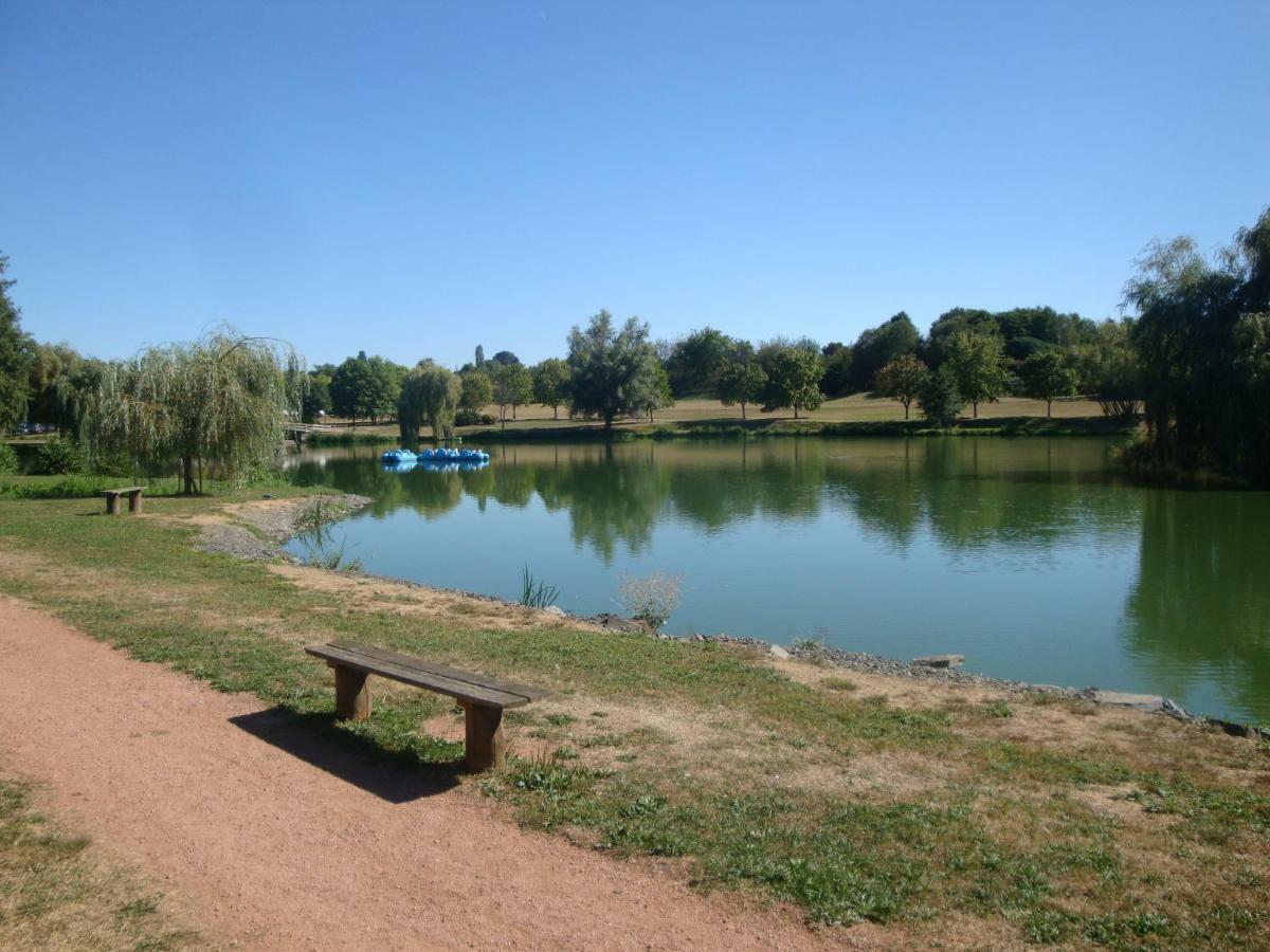 Studios Etape Du Lac Бурбон-Ланси Екстериор снимка