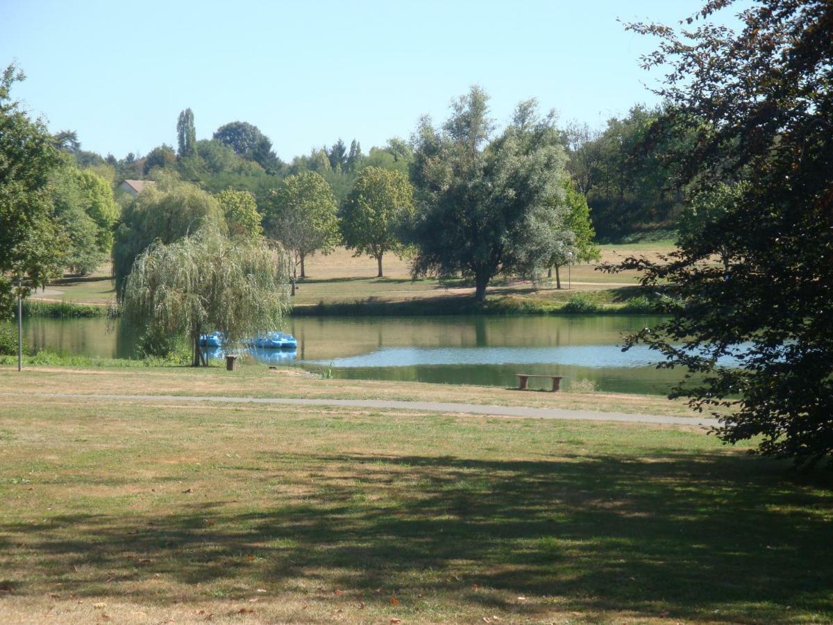 Studios Etape Du Lac Бурбон-Ланси Екстериор снимка