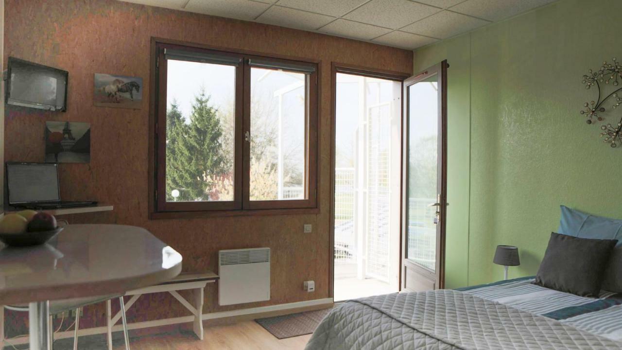 Studios Etape Du Lac Бурбон-Ланси Екстериор снимка