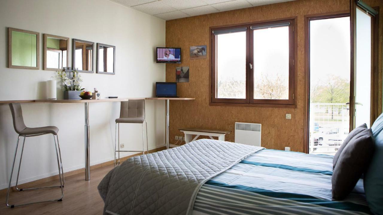 Studios Etape Du Lac Бурбон-Ланси Екстериор снимка